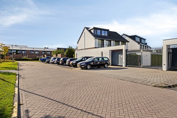 Foto - Te koop: Royale geschakelde twee- onder -een kapwoning!