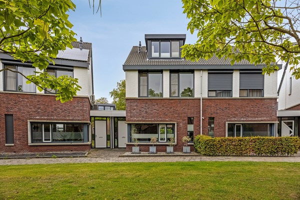 Foto - Te koop: Royale geschakelde twee- onder -een kapwoning!