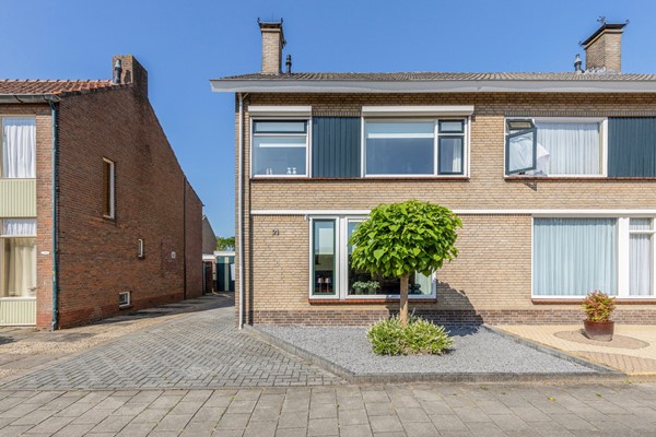 Foto - Te koop: Nette 2-onder 1 kap woning met oprit en garage!