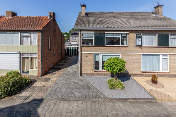 Foto - Te koop: Nette 2-onder 1 kap woning met oprit en garage!