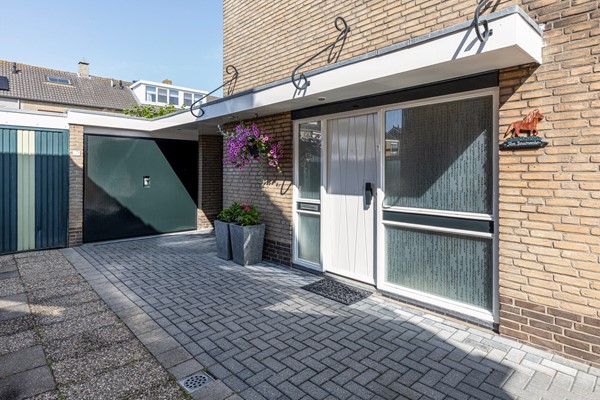 Foto - Te koop: Nette 2-onder 1 kap woning met oprit en garage!