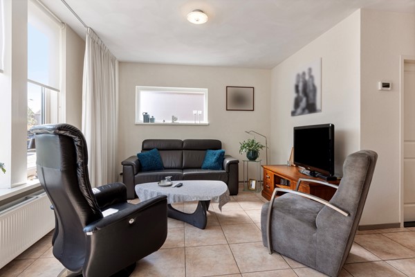 Foto - Te koop: Nette 2-onder 1 kap woning met oprit en garage!
