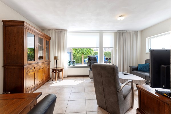 Foto - Te koop: Nette 2-onder 1 kap woning met oprit en garage!