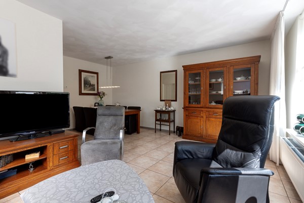 Foto - Te koop: Nette 2-onder 1 kap woning met oprit en garage!