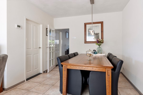 Foto - Te koop: Nette 2-onder 1 kap woning met oprit en garage!