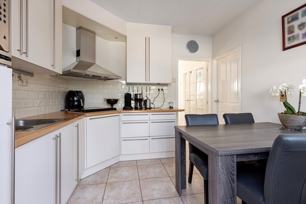 Foto - Te koop: Nette 2-onder 1 kap woning met oprit en garage!