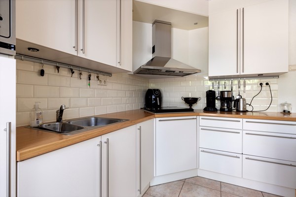 Foto - Te koop: Nette 2-onder 1 kap woning met oprit en garage!