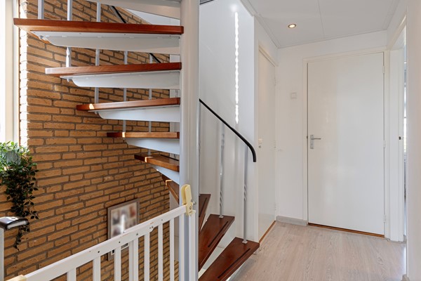 Foto - Te koop: Nette 2-onder 1 kap woning met oprit en garage!