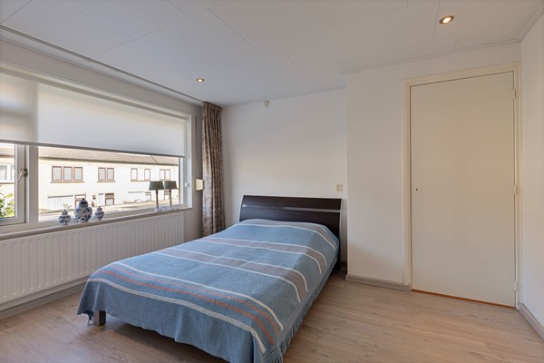 Foto - Te koop: Nette 2-onder 1 kap woning met oprit en garage!