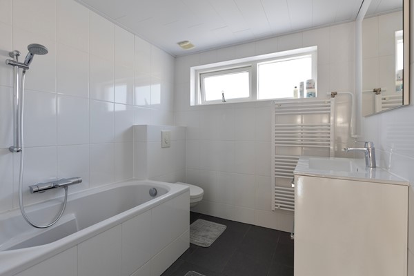 Foto - Te koop: Nette 2-onder 1 kap woning met oprit en garage!