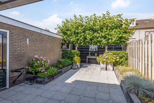 Foto - Te koop: Nette 2-onder 1 kap woning met oprit en garage!