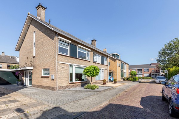 Foto - Te koop: Nette 2-onder 1 kap woning met oprit en garage!