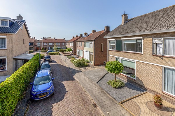 Foto - Te koop: Nette 2-onder 1 kap woning met oprit en garage!