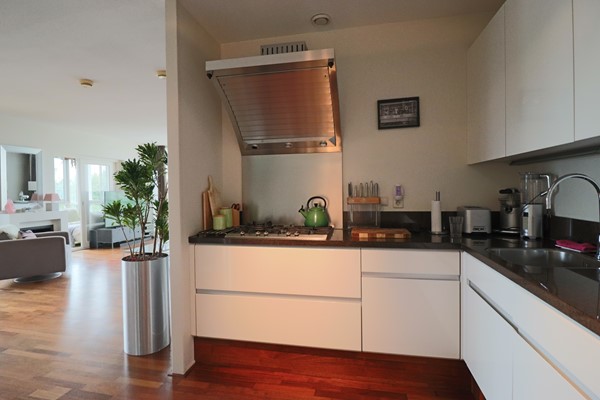 Medium property photo - Oeverpad, 1068 PM Amsterdam