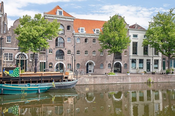 Verkocht: Fraai monumentaal startersappartement ideaal gelegen aan vaarwater in Schiedam!  