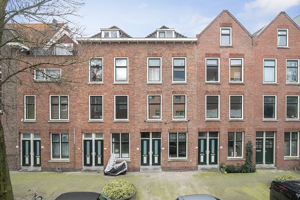 Verkocht onder voorbehoud: INSTAPKLAAR: de woning aan de Maximiliaanstraat 11a in Rotterdam in Oud-Charlois.
Een goed onderhouden, prachtige lichte en ruime woning gelegen op eigen grond met 3 slaapkamers, 2 balkons, ruime w...