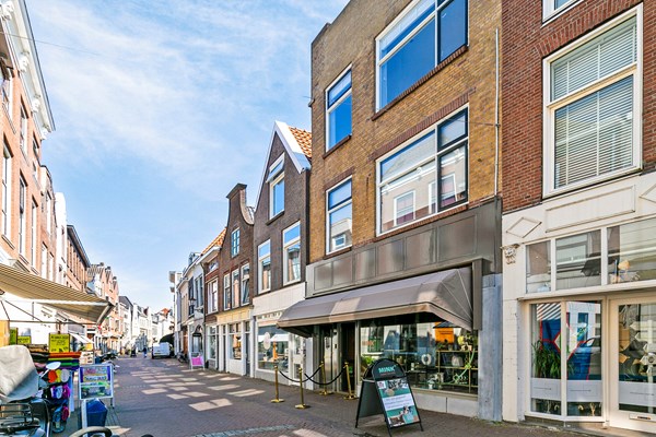 Te koop: Moderne 3 kamer bovenwoning met groot dakterras aan heerlijke winkelstraat in Schiedam