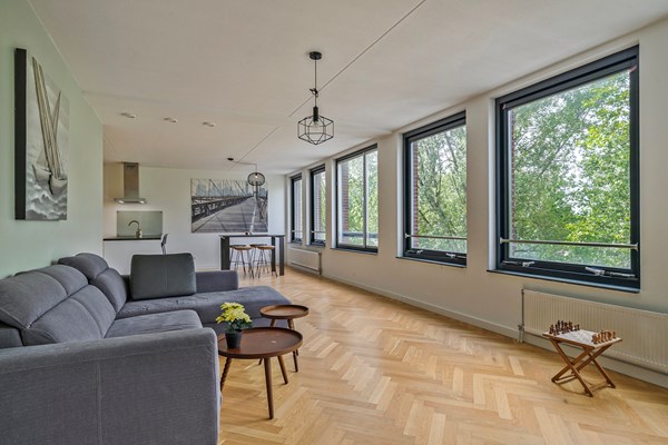 Verkocht onder voorbehoud: Fantastisch, zeer ruim en licht 4-kamer appartement (2005) met berging, vrij uitzicht, op de 4e verdieping en lift op het bijzondere Eiland van Feijenoord, op eigen grond!