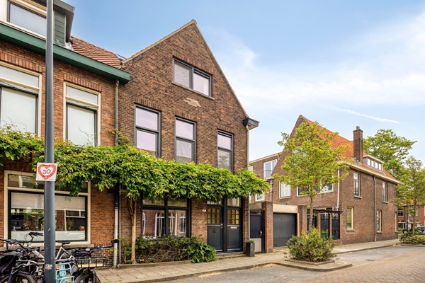 Te koop: Ruim en karakteristiek familiehuis, hoekwoning in Schiedam-West met 4 slaapkamers en ruime tuin. 