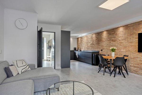 Te koop: Ruime en sfeervolle gezinswoning met serre, vier slaapkamers en zonnige tuin op groene locatie in Rotterdam

