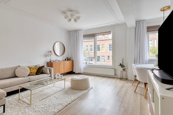 Te koop: Sfeervol jaren ’20-appartement, centraal in Schiedam, uitstekend bereikbaar en instapklaar. 