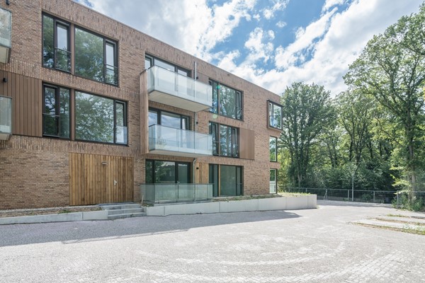 Onder optie: In verband met de overweldigende belangstelling in dit appartement, is het niet meer mogelijk een bezichtiging in te plannen. 
