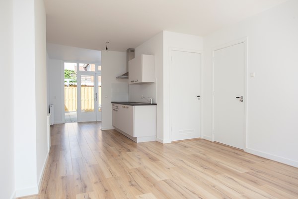 Onder optie: In verband met de enorme belangstelling in dit appartement, is het NIET meer mogelijk een bezichtiging in te plannen.
Nieuwe aanvragen worden dan ook niet meer in behandeling genomen.