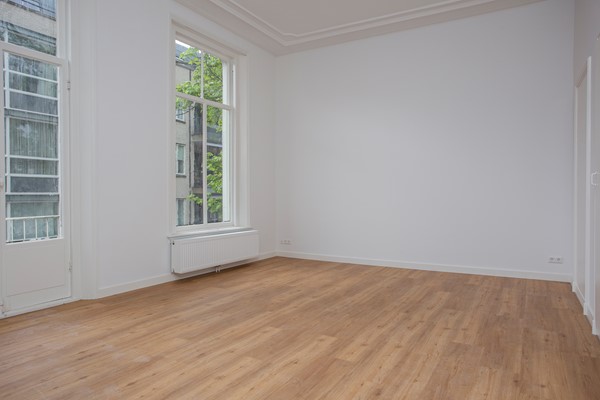 Onder optie: In verband met de enorme belangstelling in dit appartement, is het NIET meer mogelijk een bezichtiging in te plannen.
Nieuwe aanvragen worden dan ook niet meer in behandeling genomen.