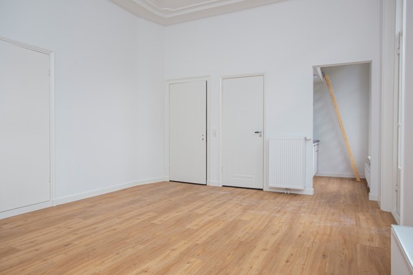 Onder optie: In verband met de enorme belangstelling in dit appartement, is het NIET meer mogelijk een bezichtiging in te plannen.
Nieuwe aanvragen worden dan ook niet meer in behandeling genomen.