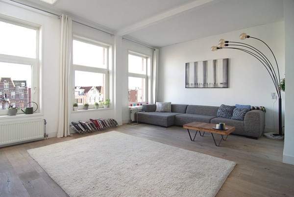 Verhuurd: Amazing and bright 2 bedroom apartment, fully furnished, covering the top three floors of this townhouse in the Jordaan overlooking a canal. The property boasts 3 balconies and a 35 m2 roof deck te...