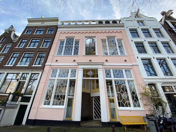 Verhuurd: Fully furnished bright and spacious 2 bedroom and 2.5 bathroom penthouse apartment with views over the Prinsengracht, Noordermarkt and Noorder Kerk as well as a 35 m2 roof top terrace.