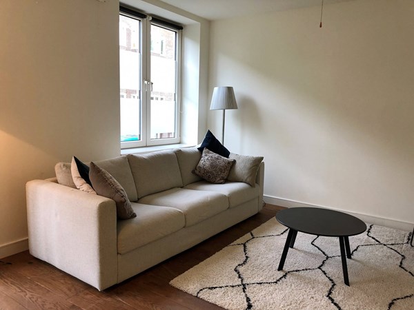 Te huur: Very bright and modern apartment with 1 bedroom, office in the attic, separate toilet, washing room, separate kitchen, large extended balcony and a large living.