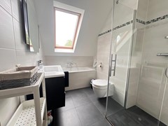 1st floor bathroom (34).jpg