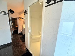 4 (1st floor) master bathroom 6.JPG