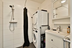 Sold subject to conditions: Hillegomstraat 21-1, 1058 LP Amsterdam
