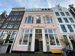 Onder bod: Fully furnished bright and spacious 2 bedroom and 2.5 bathroom penthouse apartment with views over the Prinsengracht, Noordermarkt and Noorder Kerk as well as a 35 m2 roof top terrace.