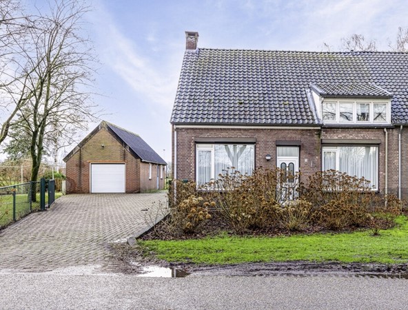 Verkocht: Halfvrijstaande woonboerderij met vrijstaande garage en tuin op een perc.opp. van 980 m2
