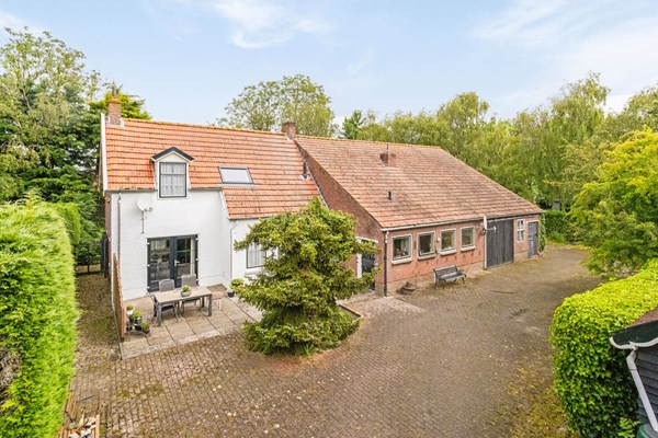 Verkocht: Een 2-tal woningen met aangebouwde schuur, garage incl. ondergrond, erf en aangrenzend perceel groentetuin/bloementuin/boomgaard/weiland, gelegen op een perceel oppervlakte van gez. 02.46.55 ha groot.