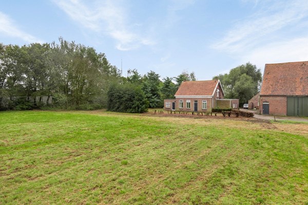 Te koop: Vrijstaand woonhuis met bijgebouwen op een kavel van min. 1.10.00 ha en uit te breiden tot 2.59.40 ha.