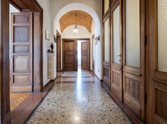 Villa signorile con fascino antico e ampio terreno privato - Foto 16