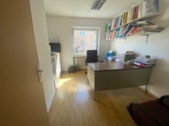 Cardano: Ampio ufficio al primo piano con posti auto - Foto 3
