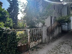 Porzione di casa con giardino privato in splendida posizione centrale - Foto 2