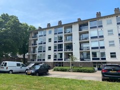 Onder optie: Zeer ruim aan een park gelegen 3-kamer appartement met 2 bergingen in Strijp! 