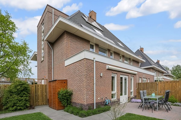 Stijlvolle twee-onder-kapwoning gelegen in een rustig villawijkje