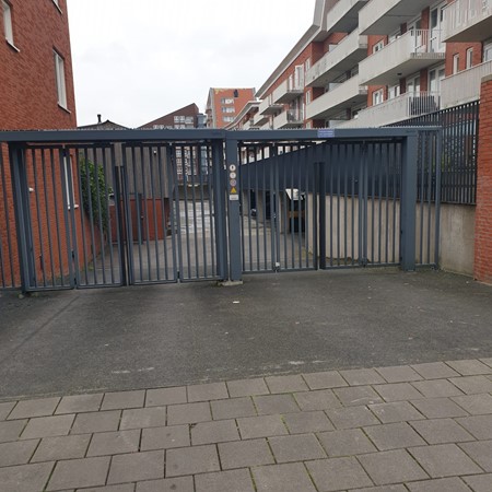 Overdekte parkeerplaats op afgesloten terrein en op loopafstand van winkelcentrum Leidschenveen.