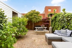 Sold: Zeer fraaie 2-laags tussenwoning met zonnige tuin.