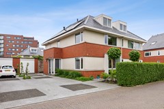 Sold: Fraaie twee-onder-een kapwoning met vijf slaapkamers, garage op een groot perceel