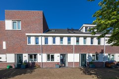 Under offer: Moderne, instapklare tussenwoning met vier slaapkamers, gelegen aan een hofje 