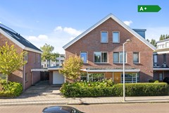 For sale: Ruime twee-onder-één kapwoning met vier slaapkamers, grote tuin, garage en meer..