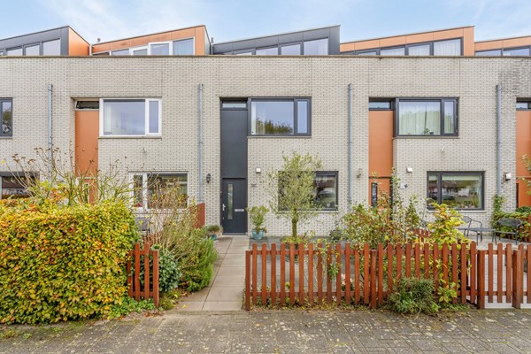 Fijne tussenwoning aan de singel, met vier slaapkamers en veel vernieuwingen 